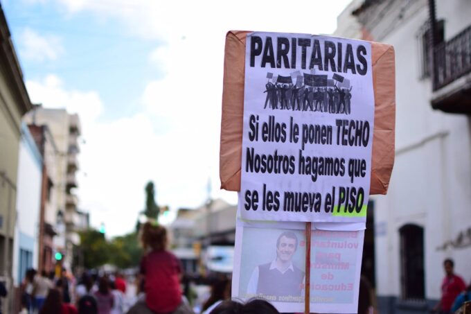 Docentes autoconvocados inician paro y Grand Bourg anticipa descuentos salariales