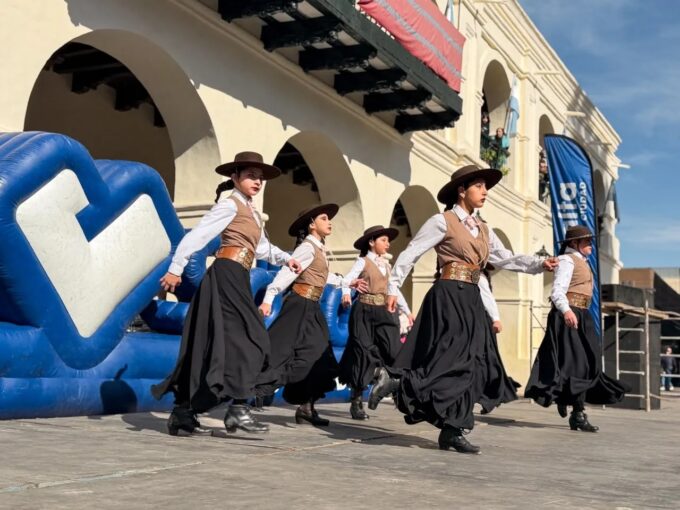 La ciudad de Salta lanzó la temporada turística de invierno con un show de malambo en el Cabildo